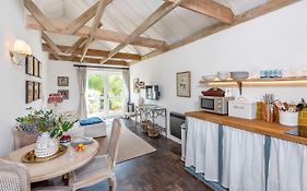 Charming Cottage With Parking Outside Bath